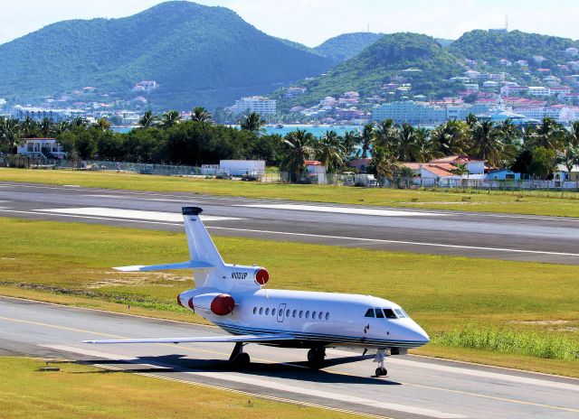 Dassault Falcon 900 (N100UP)