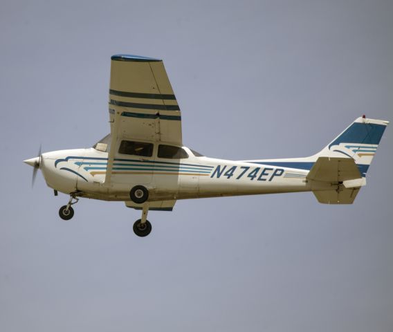 Cessna Skyhawk (N474EP) - Take off runway 26.