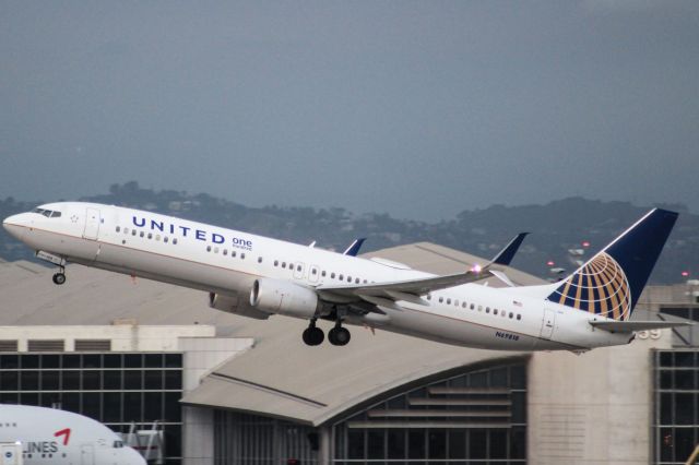 Boeing 737-900 (N69818)