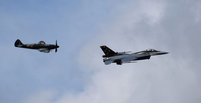 — — - vol symbolique d'autre part un sptifire et d'autre part le talentueux et serviable f16