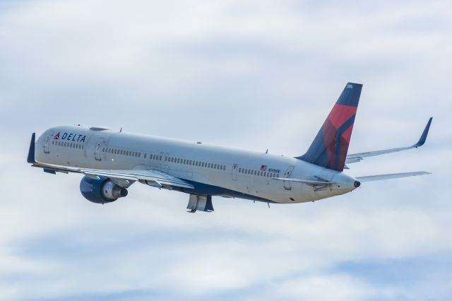 BOEING 757-300 (N595NW) - An American Airlines 737-800 taking off from PHX on 2/11/23 during the Super Bowl rush. Taken with a Canon R7 and Canon EF 100-400 II L lens.