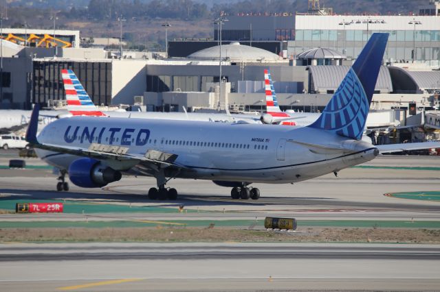 BOEING 767-300 (N670UA)