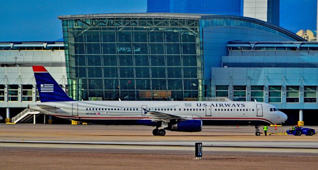 Airbus A321 (N576UW) - N576UW American Airlines 2014 Airbus A321-231 - cn 6027 - US Airwaysbr /br /McCarran International Airport (LAS / KLAS)br /USA - Nevada December 5, 2015br /Photo: Tomás Del Coro