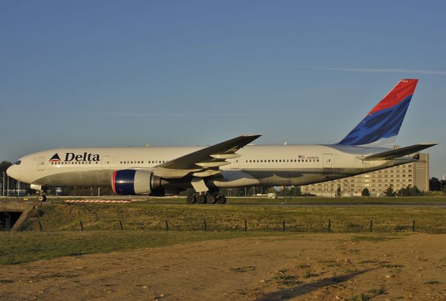 Boeing 777-200 (N866DA) - Delta Air Lines - Boeing 777-232ER C/N 29738/261 - N866DA - at CDG 2004-09-25.