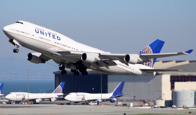 Boeing 747-400 (N182UA)