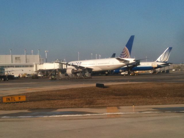 Boeing 777-200 — - Kinda cool getting the 777.. I was soo mad when taxied by as the newly painted United 747 was a few gates down when I got to the airport but was gone when we taxied out..