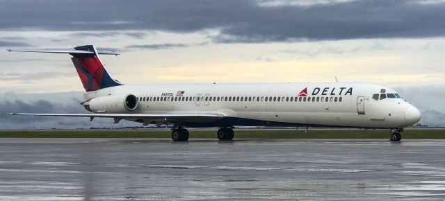 McDonnell Douglas MD-88 (N987DL) - Leaving on a chilly Halloween afternoon.