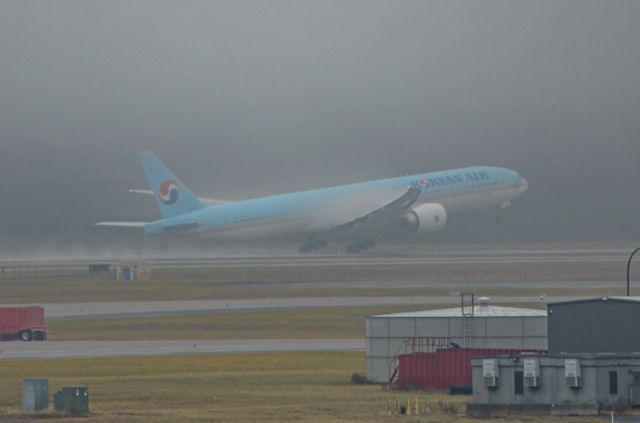 BOEING 777-300 —