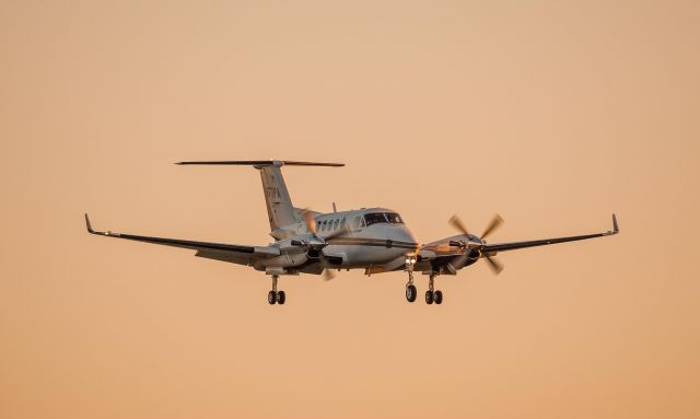 Beechcraft Super King Air 200 (N57PA) - N57PA on final approach to Palo Alto airport at dusk.