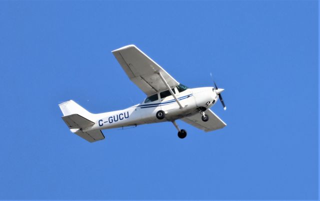 C-GUCU — - C-GUCU Cessna Skyhawk 172-M Cargair Aviation Ltee Survolant le fleuve St-Laurent QC. à Lavaltrie le 14-04-2023 à 16:29