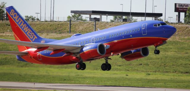 Boeing 737-700 (N951WN) - Departing from runway 25.