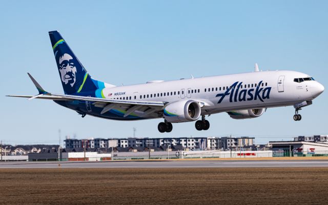 Boeing 737 MAX 9 (N933AK)