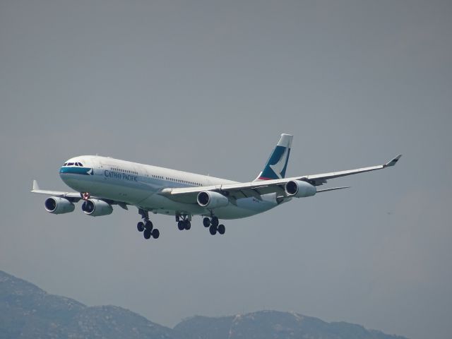 Airbus A340-300 (B-HXH)