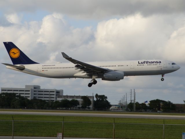 Airbus A330-300 (D-AIKQ)