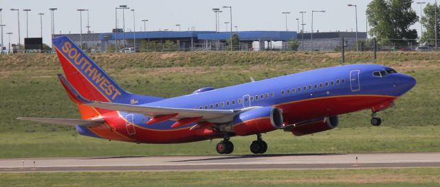 Boeing 737-700 (N486WN) - Departing from runway 25.