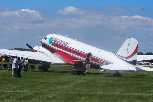 Douglas DC-3 (N728G)