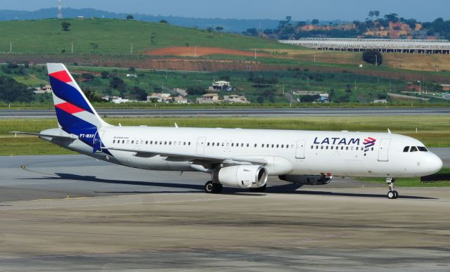 Airbus A321 (PT-MXF)