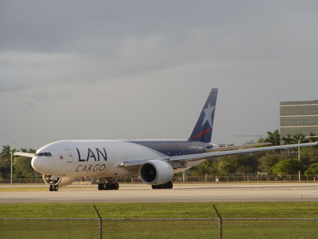 BOEING 777-200LR (N776LA)