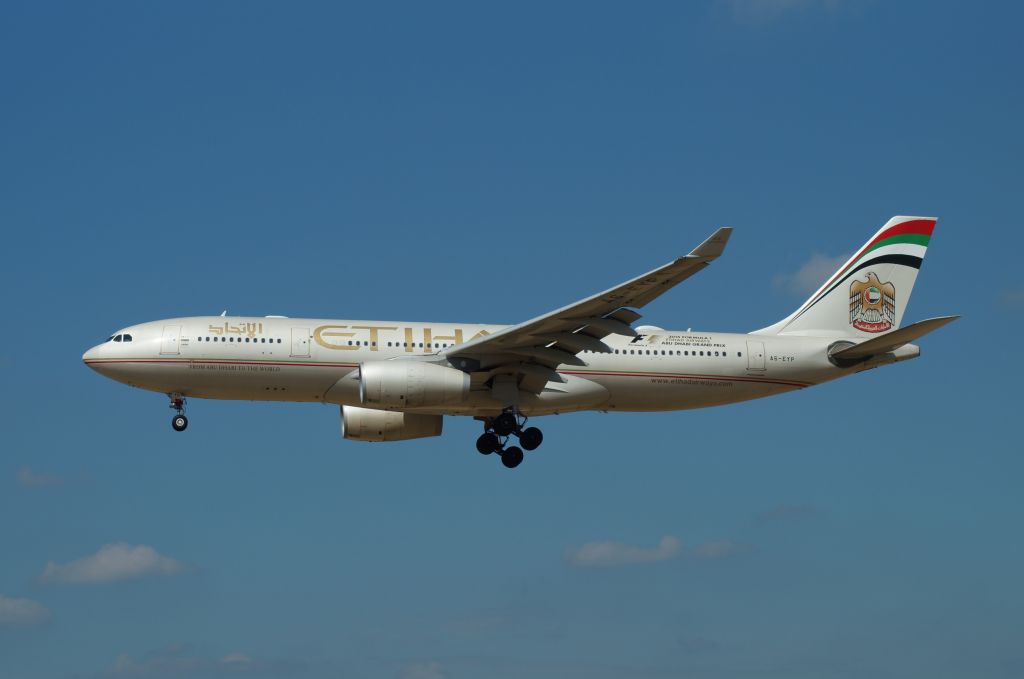 Airbus A330-200 (A6-EYP)
