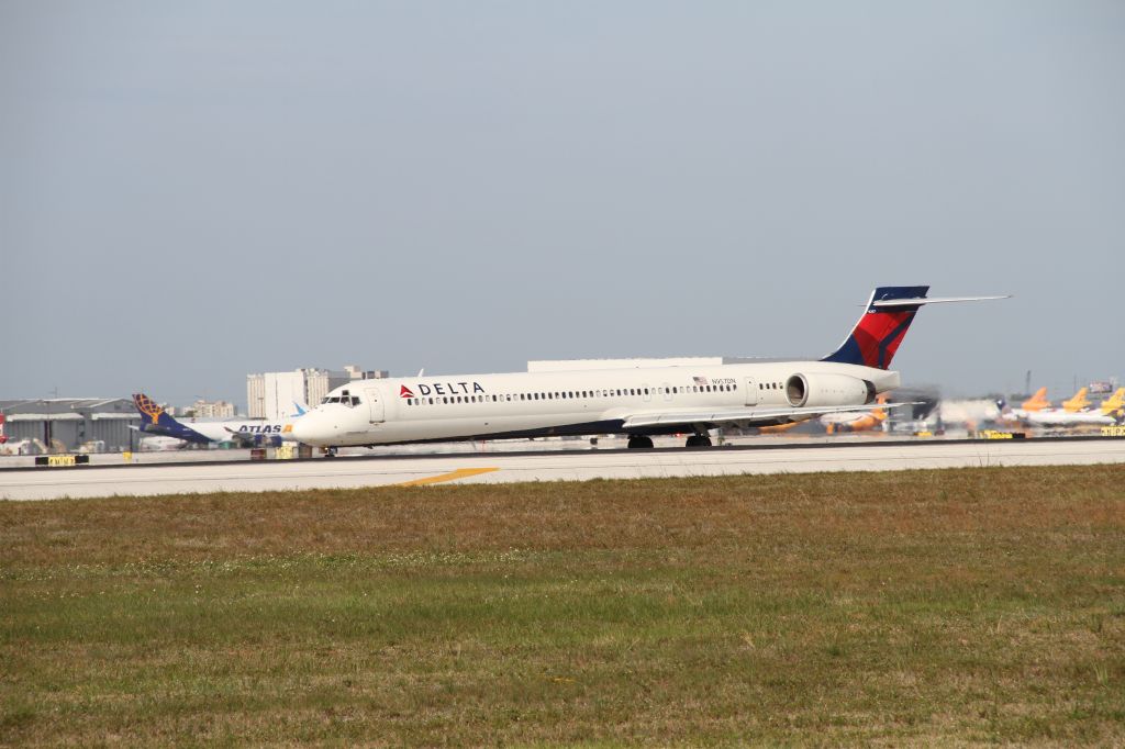 McDonnell Douglas MD-88 (N957DN)
