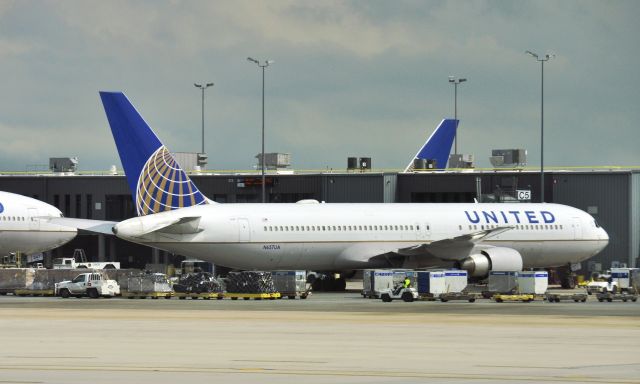 BOEING 767-300 (N657UA) - United Airlines Boeing 767-322(ER)(WL) N657UA in Washington 