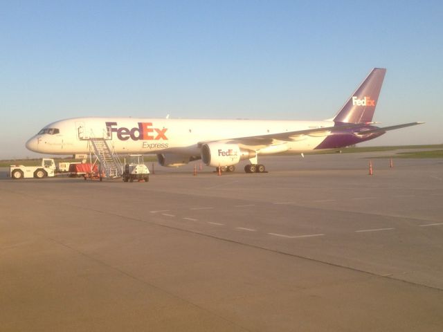 Boeing 757-200 (N994FD)