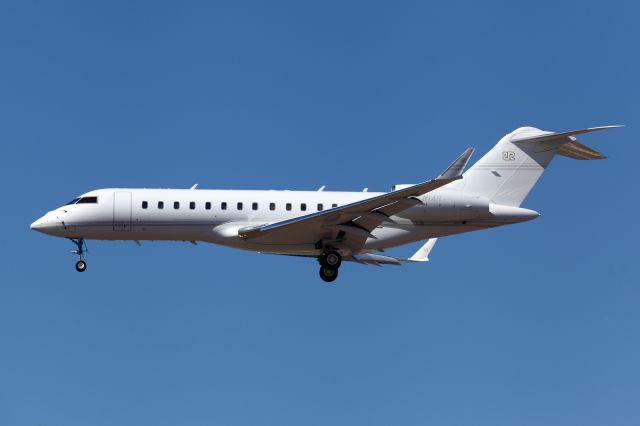 Bombardier Global Express (N1AR) - On short final to RWY 25L.