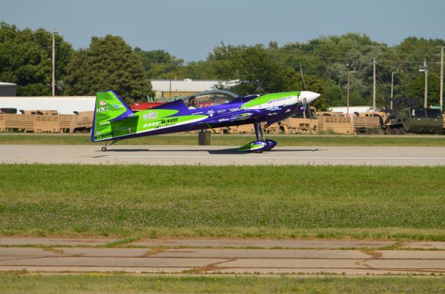 Experimental 100kts (N716GW) - Gary ward performing at EAA 2011.