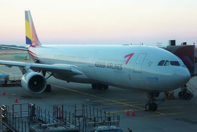 Airbus A330-300 (HL7746) - Asiana A330-323 HL7746 at ICN in the morning after my overnight flight OZ#742 from BKK on Nov 1, 2012.