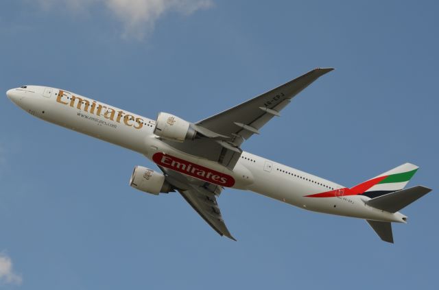 BOEING 777-300ER (A6-EPJ)
