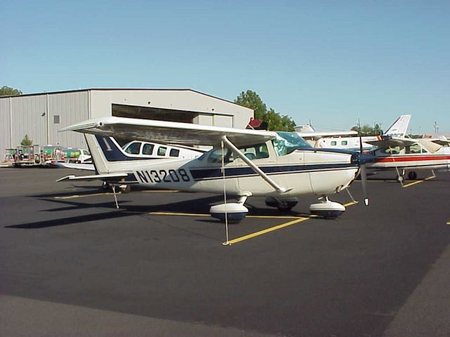 Cessna Skyhawk (N13208)