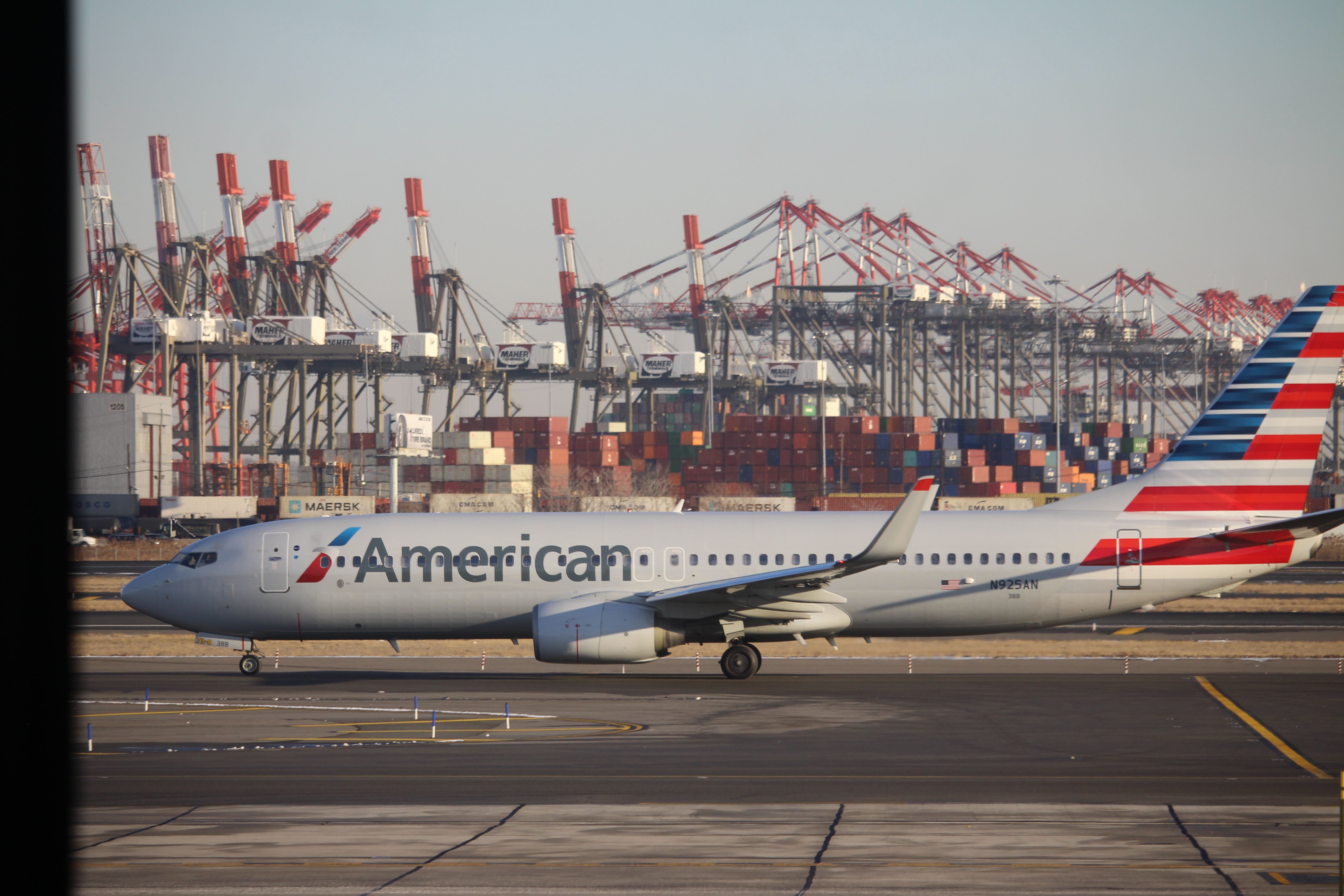 Boeing 737-800 (N925AN)