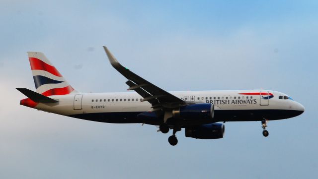 Airbus A320 (G-EUYR)