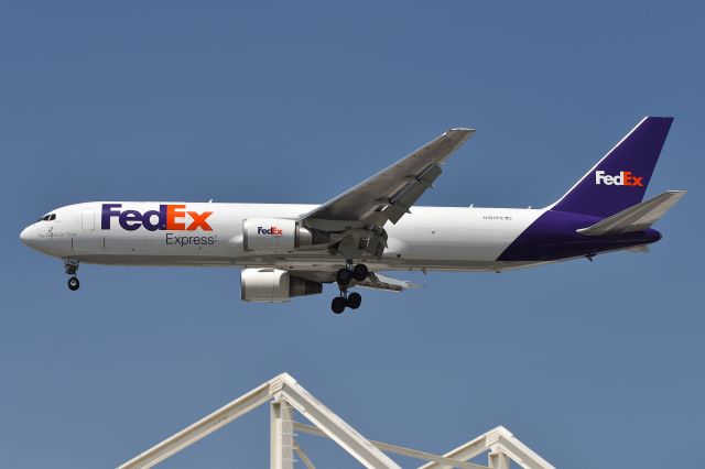 BOEING 767-300 (N180FE) - 23L 04-23-25