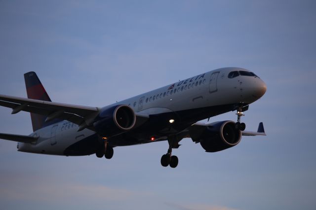 Airbus A220-300 (N305DU)