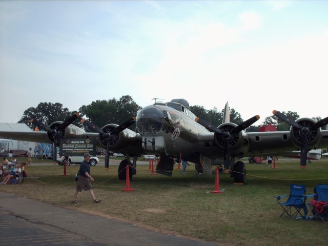 Boeing B-17 Flying Fortress (N900RW)