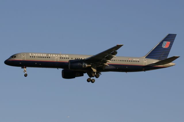 Boeing 757-200 (N577UA) - September 5, 2005 - approached Toronto 
