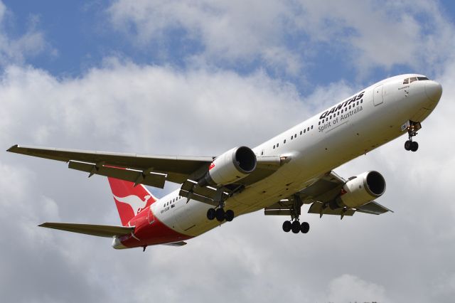 BOEING 767-300 (VH-OGM) - Qantas 767-300ER approaching runway 27.