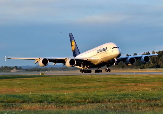 Airbus A380-800 (D-AIMB)