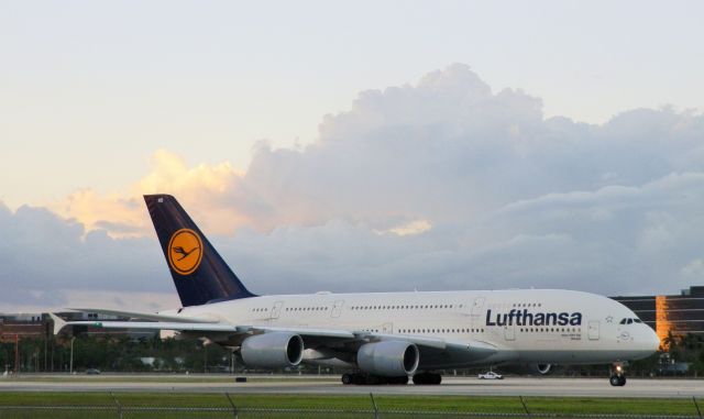 Airbus A380-800 (D-AIMB)