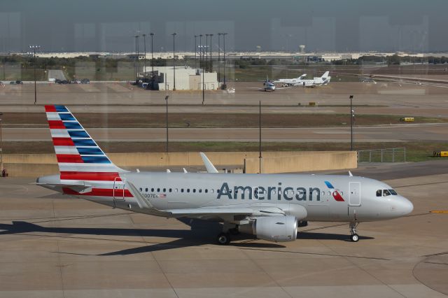 Airbus A319 (N5007E) - 111113 taxiing out from Term A