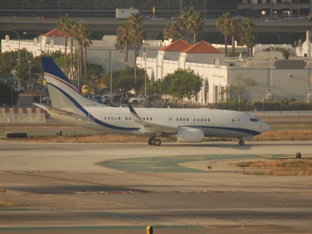 Boeing 737-700 (HL7787)