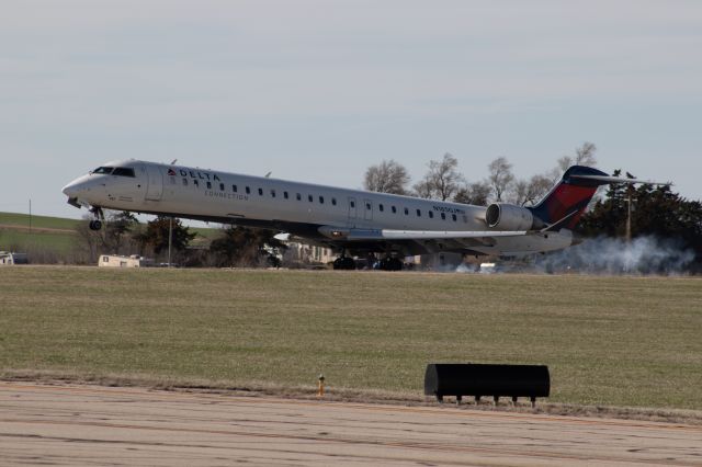 Canadair Regional Jet CRJ-900 (N185GJ)