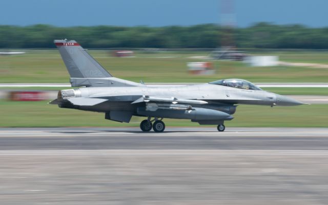 89-0022 — - Oklahoma Air National Guard F-16C alert bird 89-022 taxis to RWY04 at EFD.  Taken at 1/10 shutter.