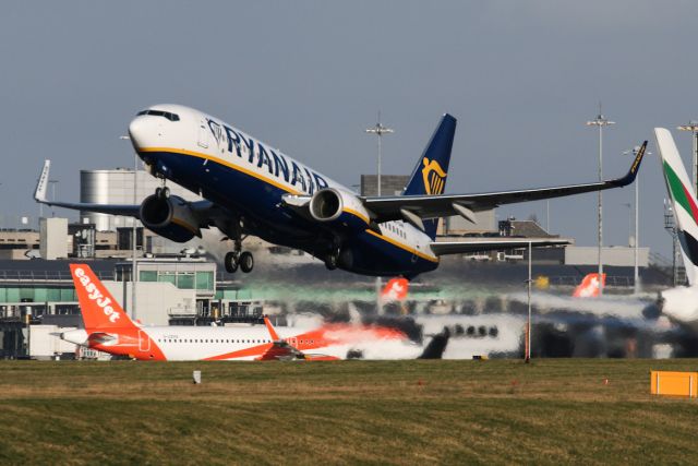 Boeing 737-800 (9H-QAM) - One of the Maltese Ryanairs, previously EI-FZV.  RYR3218 on the return to Milan (BGY)