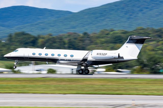 Gulfstream Aerospace Gulfstream V (N1932P) - Off to Teterboro