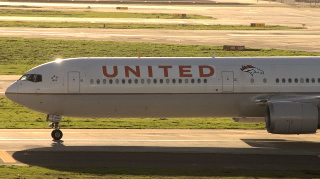 BOEING 767-400 (N76064) - The Denver Broncos charter aircraft taxiing for a departure to SFO after dropping off the Broncos at SJC