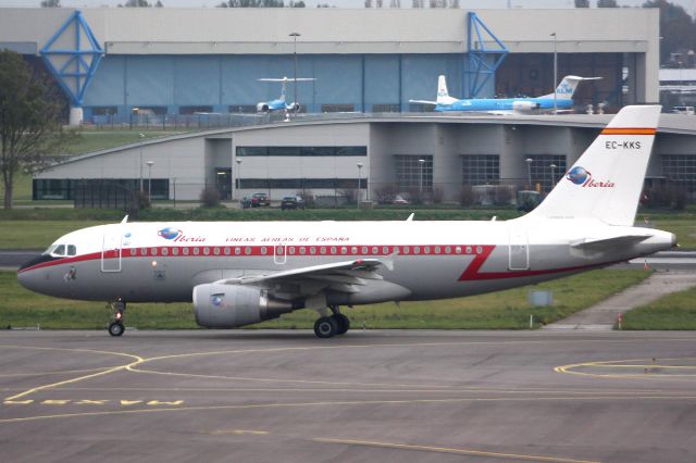 Airbus A319 (EC-KKS) - Iberia retro colour scheme, 2 Nov 2008.