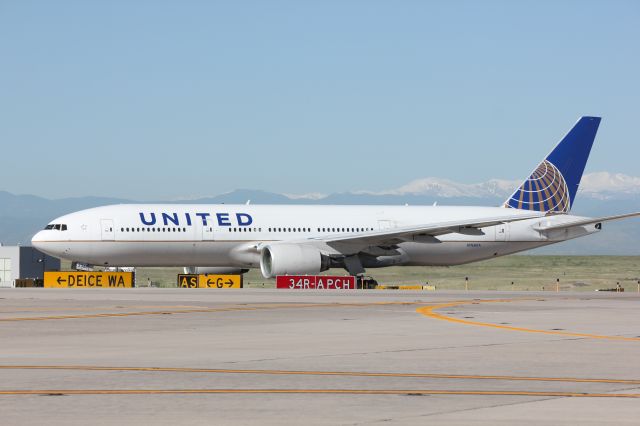 Boeing 777-200 (N768UA)