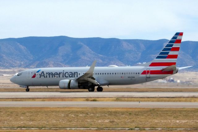 Boeing 737-800 (N869NN)